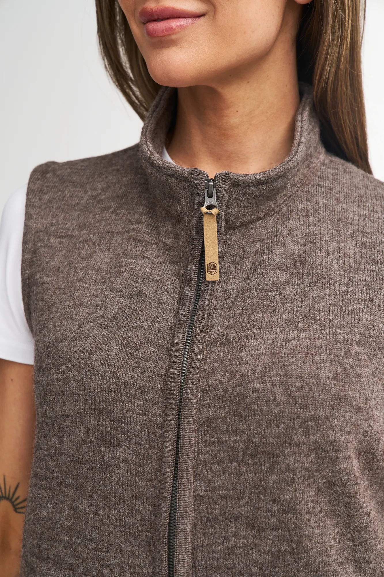 NLS COCO VEST, 100% OFÄRGAD ULL — CHOCOLATE - Image 5